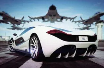 Ein eleganter weißer Sportwagen mit markantem Heckdesign parkt auf einer Start- und Landebahn. Im Hintergrund starten drei Kampfjets in den strahlend blauen Himmel. Die Szene strahlt Geschwindigkeit und Eleganz aus. Eine Szene dies es so nur auf FiveM Server gibt zum Beispiel von GPORTAL