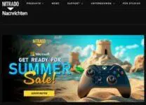 Werbung für den Sommerschlussverkauf von Nitrado mit einem Microsoft Xbox-Controller auf Sand und verschwommenen Sandburgen im Hintergrund. Der Text lautet: „Machen Sie sich bereit für den Sommerschlussverkauf! FiveM-Server-Rabatt – Server mieten.“.
