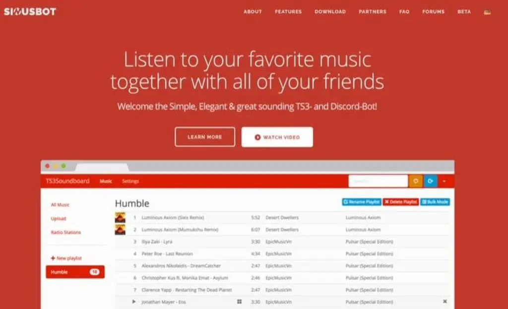 Screenshot der Startseite der SinusBot-Website mit rotem Hintergrund, weißer Kopfzeile, die zum Musikhören mit Freunden einlädt, und einem Beispiel für eine Music Bot für Discord-Player-Schnittstelle, die eine Wiedergabeliste anzeigt.
