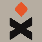 Ein stilisiertes Logo des Hosters XREALM mit einem schwarzen X unter einer orangefarbenen Raute auf einem hellbeigen Hintergrund.