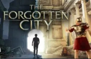 Eine silhouettierte Figur steht in einer sonnenbeschienenen antiken römischen Stadt, während ein römischer Soldat in der Nähe gestikuliert; der Text "Die vergessene Stadt" erscheint oben und weckt Erinnerungen an vergangene Einberufungszeremonien und versteckte Gewinne in den Ruinen.