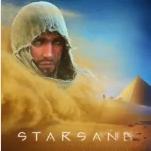 Ein geheimnisvoller Mann in einem Kapuzenmantel taucht aus dem aufgewirbelten Wüstensand auf, mit Pyramiden im Hintergrund unter einem blauen Himmel. Die zugartige Bewegung des Sandes umgibt ihn. Am unteren Rand steht das Wort STARSAND geschrieben.