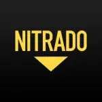 Das Bild zeigt das Wort NITRADO in fetten gelben Großbuchstaben über einem einfarbigen gelben, nach unten zeigenden Dreieck vor einem schwarzen Hintergrund mit Farbverlauf.