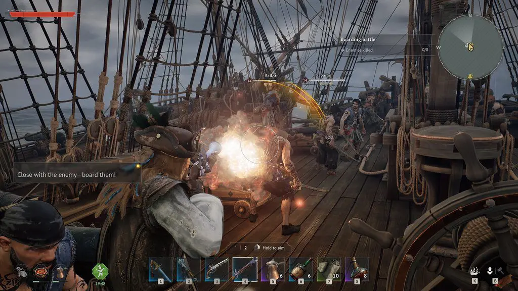 Eine Szene aus dem Piraten-Videospiel von Windrose Nitrado zeigt Figuren, die auf dem Deck eines Holzschiffs mit Schwertern und Gewehren kämpfen, während auf dem Bildschirm Elemente der Spieloberfläche und Lebensbalken zu sehen sind.