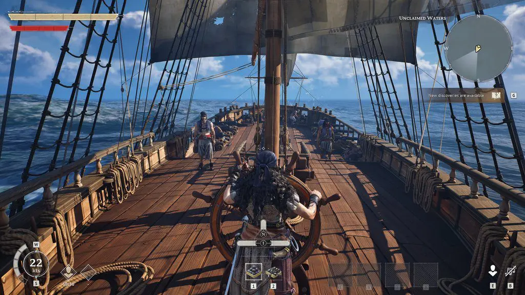 Eine Third-Person-Perspektive von hinten auf eine Figur, die in einem Videospiel von Windrose Nitrado ein großes hölzernes Segelschiff über den Ozean steuert, während eine weitere Figur auf dem Deck steht und über ihnen der blaue Himmel zu sehen ist.