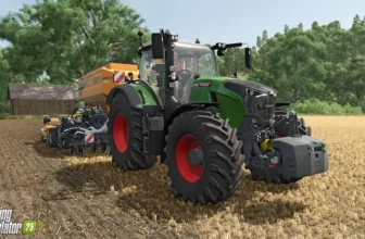 Ein Traktor zieht unter klarem Himmel landwirtschaftliche Geräte durch ein Feld. In einer ländlichen Gegend mit Bäumen und einer Scheune im Hintergrund fängt das Bild das immersive Erlebnis des Landwirtschafts-Simulator 25 Servers perfekt ein.