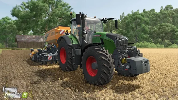 Ein Traktor zieht unter klarem Himmel landwirtschaftliche Geräte durch ein Feld. In einer ländlichen Gegend mit Bäumen und einer Scheune im Hintergrund fängt das Bild das immersive Erlebnis des Landwirtschafts-Simulator 25 Servers perfekt ein.