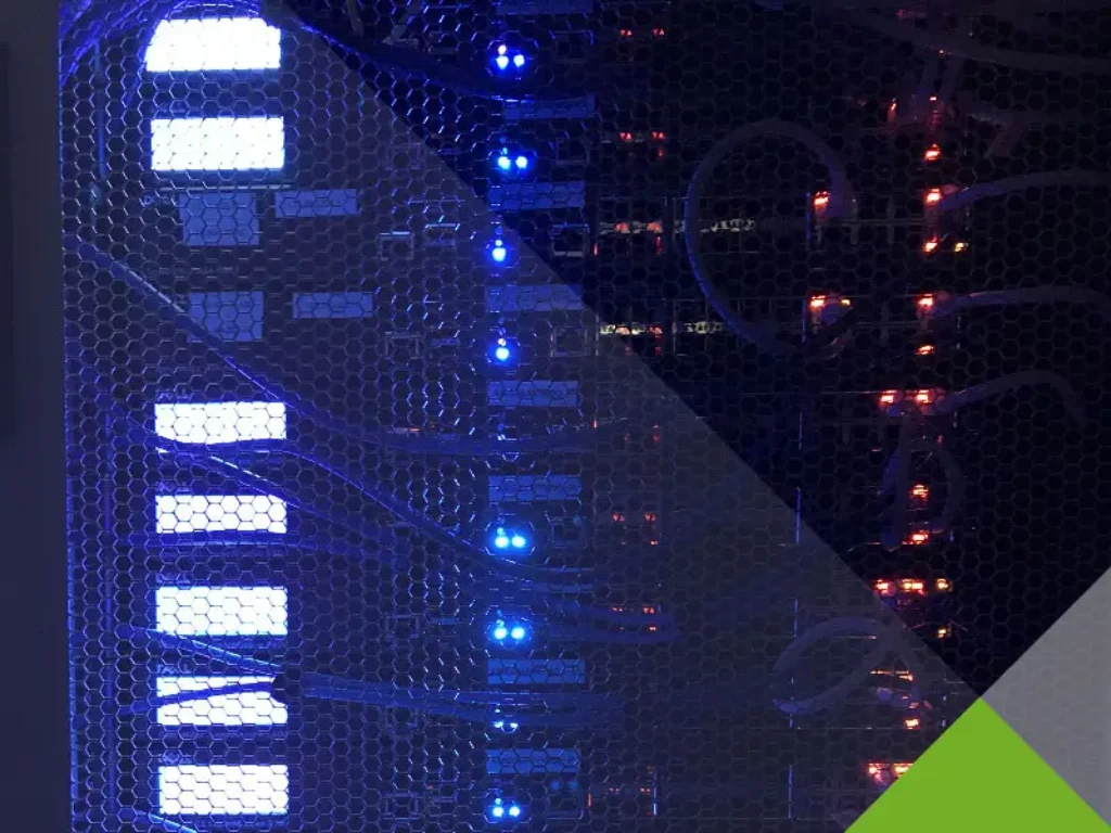 Ein Server-Rack mit blauen und roten LED-Leuchten, die Netzwerkkabel beleuchten. Das vordere Mesh-Panel ist sichtbar und in der unteren rechten Ecke befindet sich eine geometrische Überlagerung mit grünen und grauen Formen.