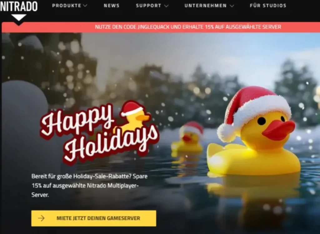 Bild mit einem Werbebanner von Nitrado. Drei Gummienten mit Weihnachtsmannmützen schwimmen auf dem Wasser, umgeben von Schnee. Der Text lautet „Frohe Feiertage“ mit einem Angebot für 15 % Rabatt auf ausgewählte Serverprodukte. Ein Button darunter lädt Benutzer ein, während des Winterschlussverkaufs 2024 Server zu mieten.