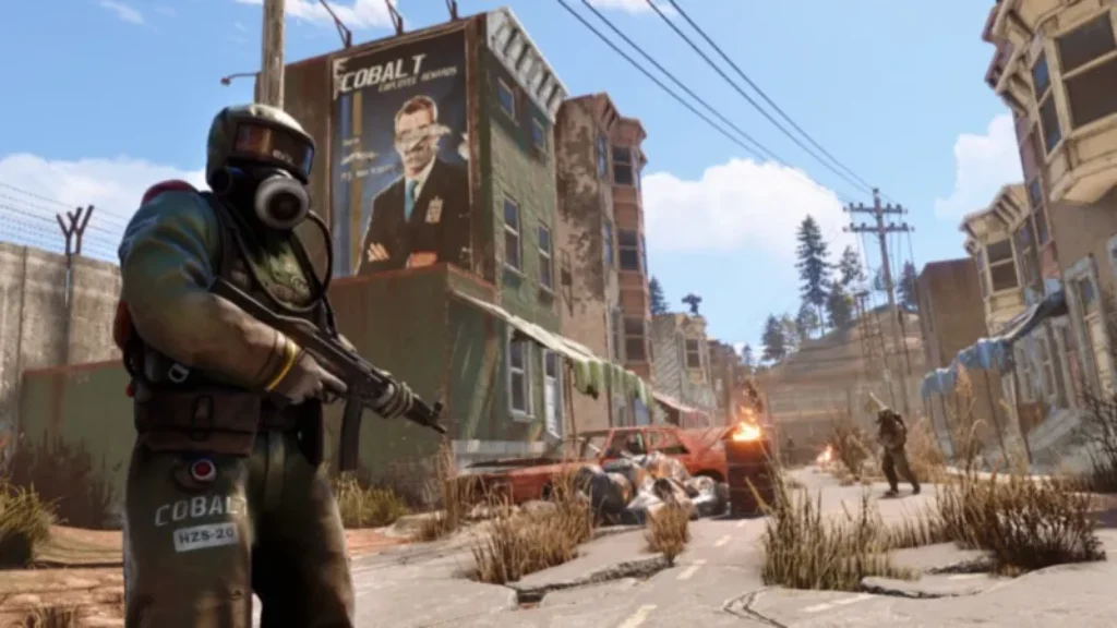 günstigen rust server mieten - unser vergleich | 7 Eine Person mit Gasmaske und Gewehr steht in einer verlassenen, überwucherten Straße mit verlassenen Autos, brennenden Trümmern und zerstörten Gebäuden. Sie erinnert an die Atmosphäre, die man beim Mieten eines verrosteten Servers vorfinden könnte. Im Hintergrund läuft eine weitere bewaffnete Gestalt.