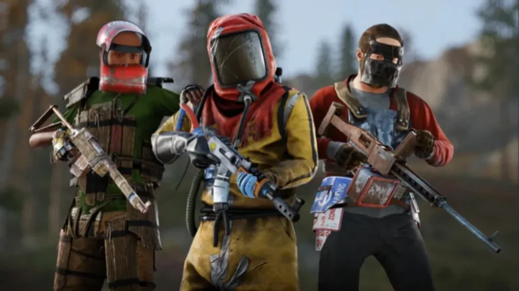 günstigen rust server mieten - unser vergleich | 8 Drei Charaktere aus dem Videospiel Rust stehen nebeneinander auf einem gemieteten Rust-Server. Sie tragen provisorische Rüstungen und Masken und halten verschiedene Waffen in den Händen. Im Hintergrund ist eine unscharfe Landschaft mit Bäumen zu sehen.