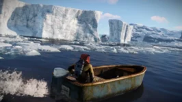 Eine Person mit roter Kapuze und Rucksack fährt in einem kleinen, rostigen Motorboot durch eisiges Wasser, im Hintergrund sind große Gletscher und schneebedecktes Gelände zu sehen – ganz so, als würde man beim Mieten eines Rust-Servers weite Welten erkunden.