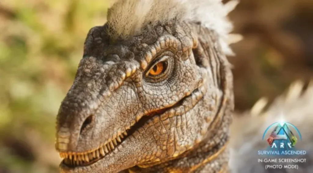 ark: survival ascended server mieten | 10 Nahaufnahme eines realistischen Dinosauriers mit schuppiger Haut und orangefarbenen Augen, der auf seinem Kopf einen Kamm aus weißen Federn trägt. Unten rechts ist ein