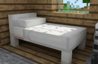 Ein weißes Minecraft-Bett mit einem Kissen und einer Decke sitzt in der Ecke eines hölzernen Zimmers mit einem Fenster. Sonnenlicht strömt herein und beleuchtet die blockigen Möbel und Holzwände.