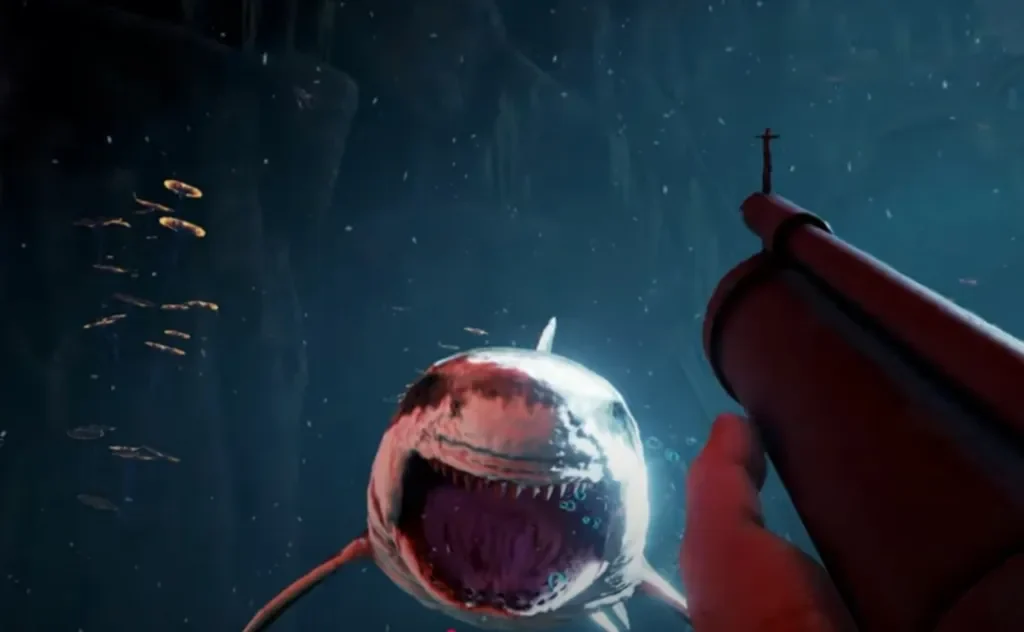Eine Person unter Wasser in ARK Aquatica richtet eine Speerpistole auf einen großen Hai mit offenem Maul, der direkt auf sie zu schwimmt, während im Hintergrund kleine Fische zu sehen sind.