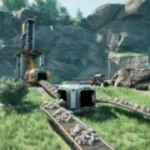 Eine Bergbauanlage mit Förderbändern, die Gestein durch grasbewachsenes Gelände transportieren, umgeben von felsigen Klippen und vereinzelten Bäumen, unter einem hellen Himmel.