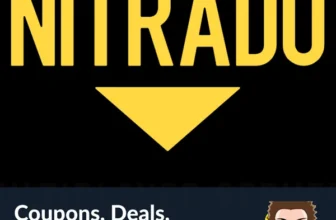 NITRADO-Logo in Gelb mit einem Abwärtspfeil auf schwarzem Hintergrund. Darunter steht der Text Coupons, Deals, Nitrado Gutschein neben einer Zeichentrickfigur, die den Daumen nach oben zeigt.